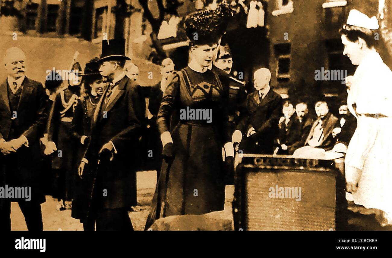 1910 - King George V & Queen Mary (von Teck) sind hier zu sehen und besuchen die Patienten des London Hospital. Stockfoto