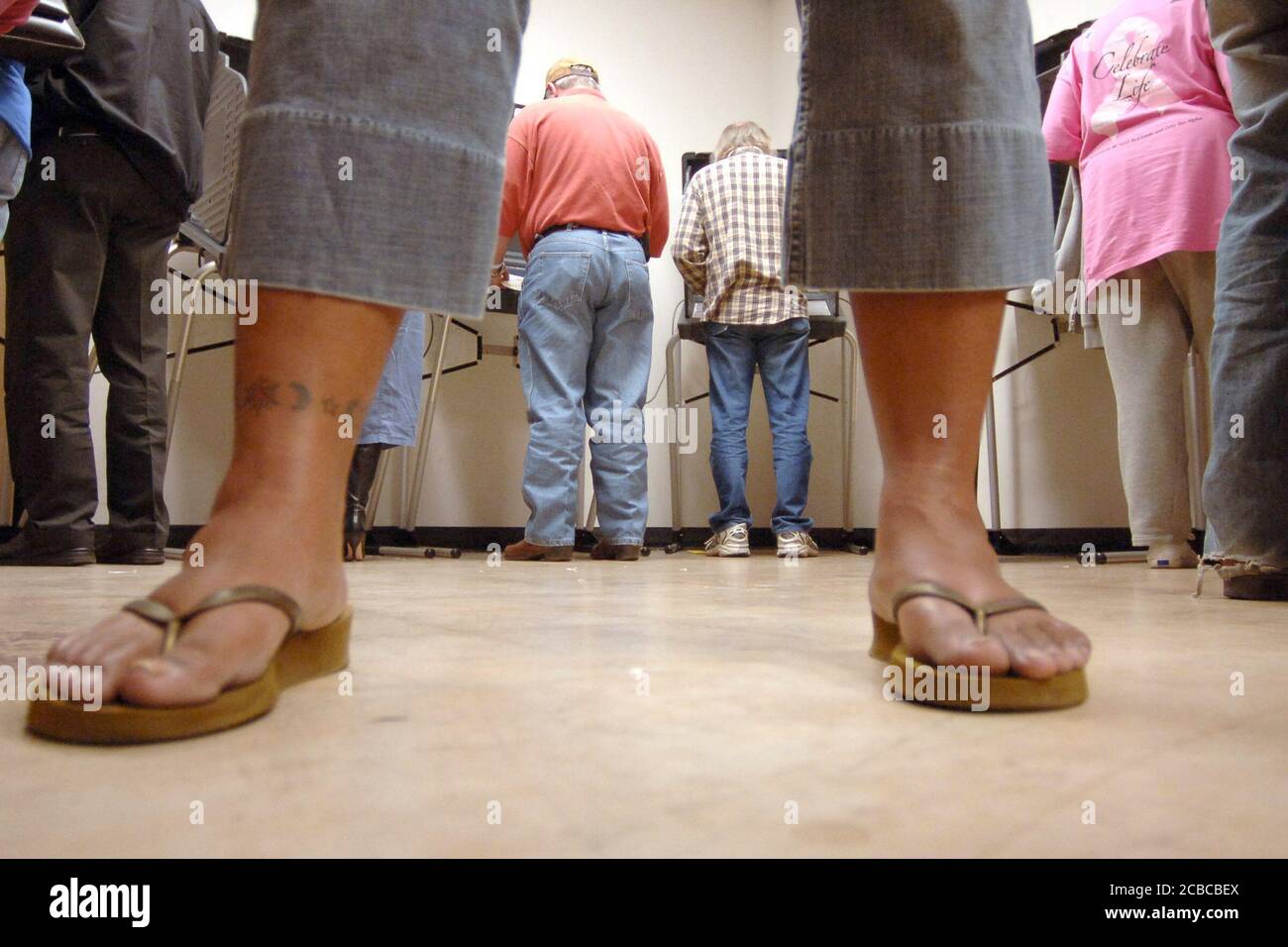 Austin, Texas, 3. November 2006: Texaner nehmen am letzten Tag der frühen Abstimmung im Travis County Courthouse annex am Freitag Teil. Rekordzahlen der Wähler, die für die bevorstehenden Wahlen am 7. November stimmten. ©Bob Daemmrich Stockfoto