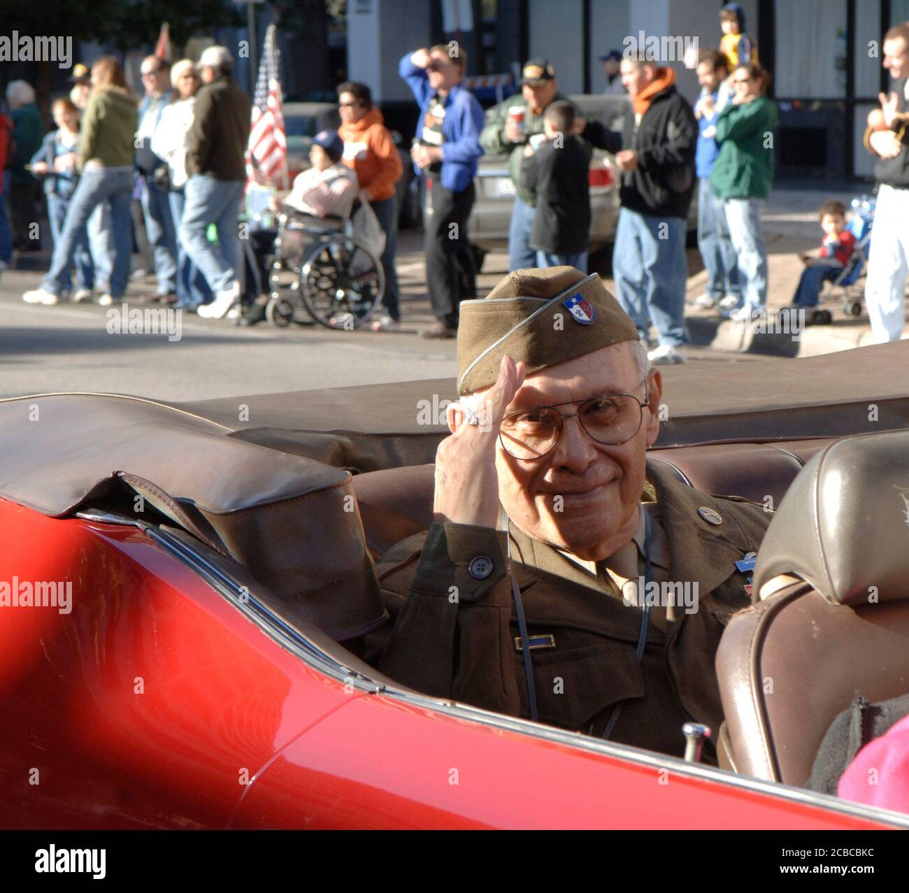 Austin, Texas, USA, 11. November 2006: Veteranen des Zweiten Weltkriegs fahren im Cabriolet während der jährlichen Veterans Day Parade auf der Congress Avenue. ©Bob Daemmrich Stockfoto