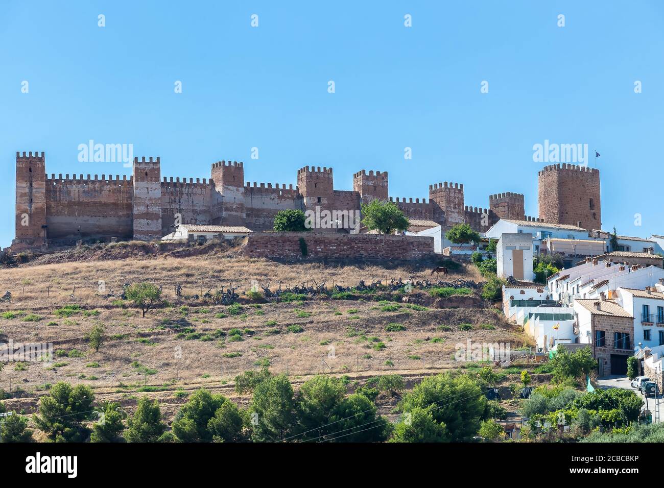 Mittelalterliche Burg von Burgalimar, Banos de la Encina. Schloss im 10. Jahrhundert auf einem kleinen Hügel, der die Stadt im Norden von befindet dominiert gebaut Stockfoto