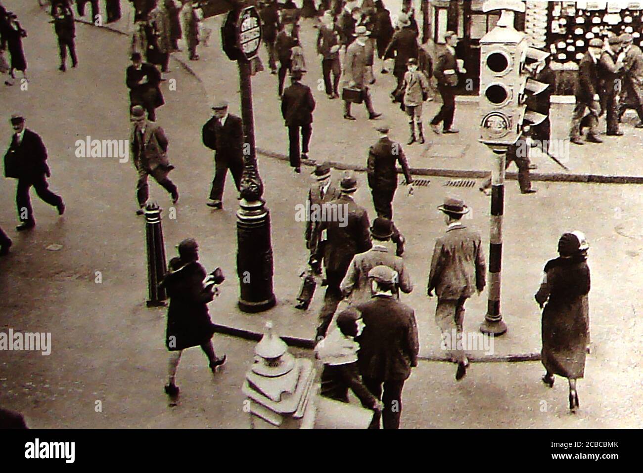 1930er Jahre experimentelle Ampel (rot und grün) für Fußgängerübergänge. Straßenstecker und Belisha Beacon-Systeme (eine bernsteinfarbene Globenlampe auf einem hohen schwarzen und weißen Pol), folgten 1934. Stockfoto