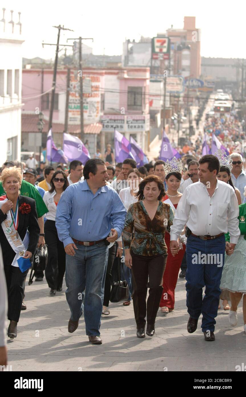Reynosa, Tamaulipas Mexico, 1. März 2007: Vertreter der Grenzstädte Reynosa Mexiko und Hidalgo, Texas, gehen über die internationale Brücke, die diese beiden Städte verbindet, zur jährlichen BorderFest-Freundschaftszeremonie. ©Bob Daemmrich Stockfoto