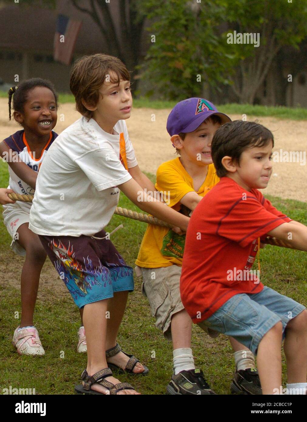 Austin, Texas, USA, Mai 2007: 2. Klasse Jungen und Mädchen nehmen an den Barton Hills Elementary Outdoor 'Olympics' Spieltag Tauziehen-of-war, ©Bob Daemmrich Teil Stockfoto