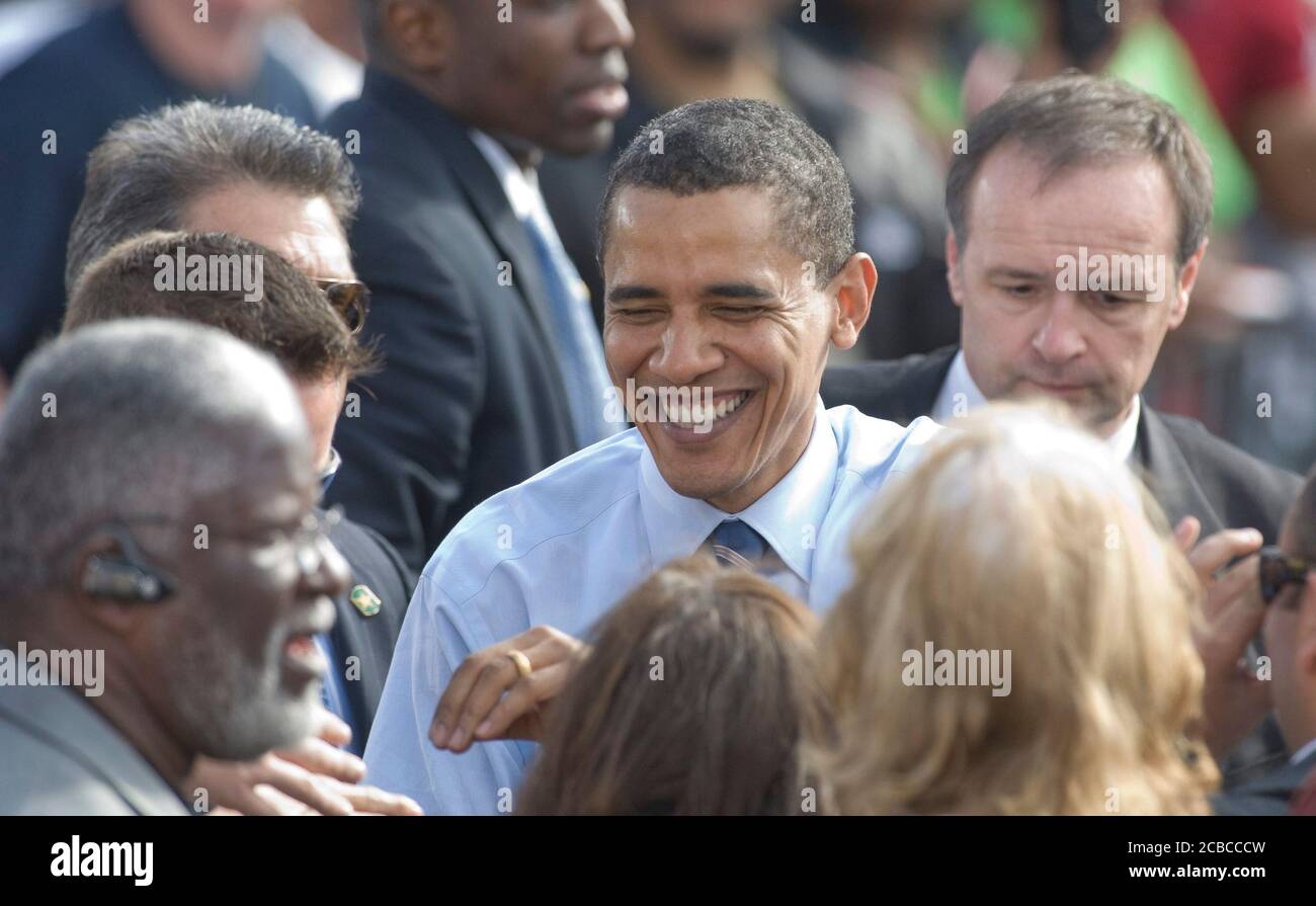 San Antonio, Texas USA, 19. Februar 2008: Barack Obama spricht mit einer überwiegend mexikanisch-amerikanischen Menschenmenge im Freien während einer Wahlkampfveranstaltung auf der Plaza Guadalupe auf der hispanischen Westseite von San Antonio. © Bob Daemmrich Stockfoto