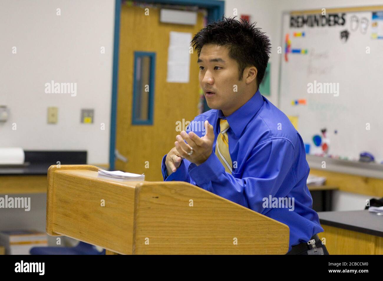 Pflugerville, Texas, USA, 30. Mai 2008: Lehrer für asiatisch-amerikanische Sozialwissenschaften halten in der Schule an der Park Crest Middle School, einem großen Vorstadtcampus in der Nähe von Austin mit 1.000 Schülern. ©Bob Daemmrich Stockfoto