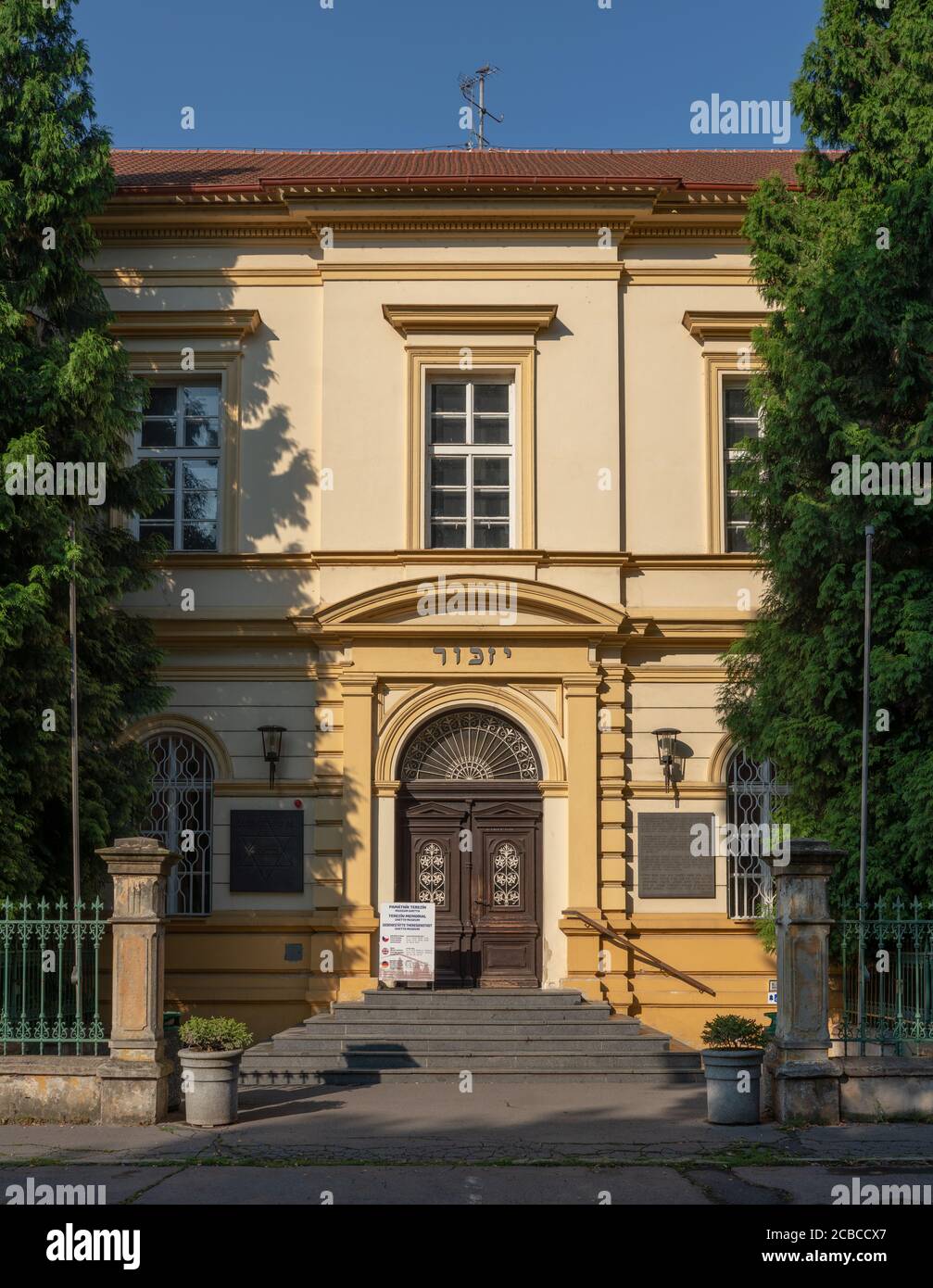 Eingang zum Hauptghetto-Museum von Terezin (Theresienstadt), einer ehemaligen Schule, die während der Existenzienz des Ghettos als Knabenheim diente. Stockfoto