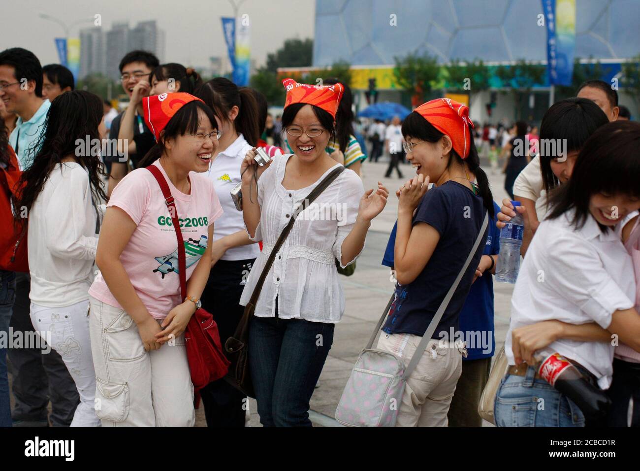 Peking, China 13. September 2008: Chinesische Touristen genießen die riesigen Plätze vor dem Nationalstadion (Vogelnest) und dem Nationalen Schwimmzentrum (Wasserwürfel) während des siebten Tages des sportlichen Wettkampfes bei den Paralympischen Spielen 2008. ©Bob Daemmrich Stockfoto