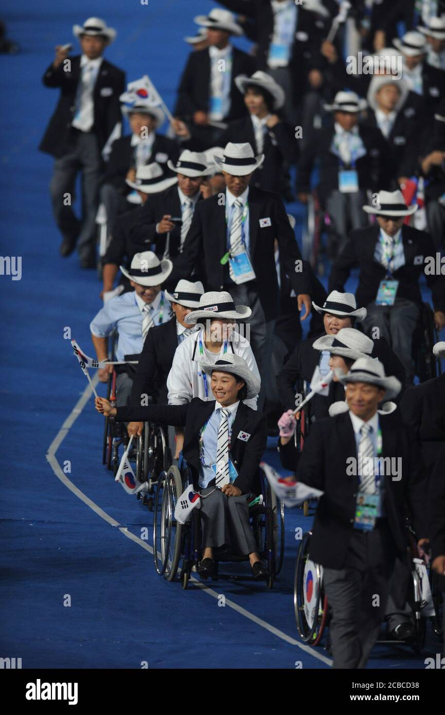 Peking, China 6. September 2008: Koreanische Athleten bei der Eröffnungsfeier der Pekinger Paralympics im chinesischen Nationalstadion, bekannt als Vogelnest. ©Bob Daemmrich Stockfoto