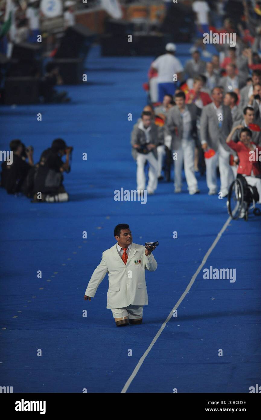 Peking, China 6. September 2008: Offizieller Vertreter Mexikos bei der Eröffnungsfeier der Pekinger Paralympics im Nationalstadion Chinas, bekannt als Vogelnest. ©Bob Daemmrich Stockfoto