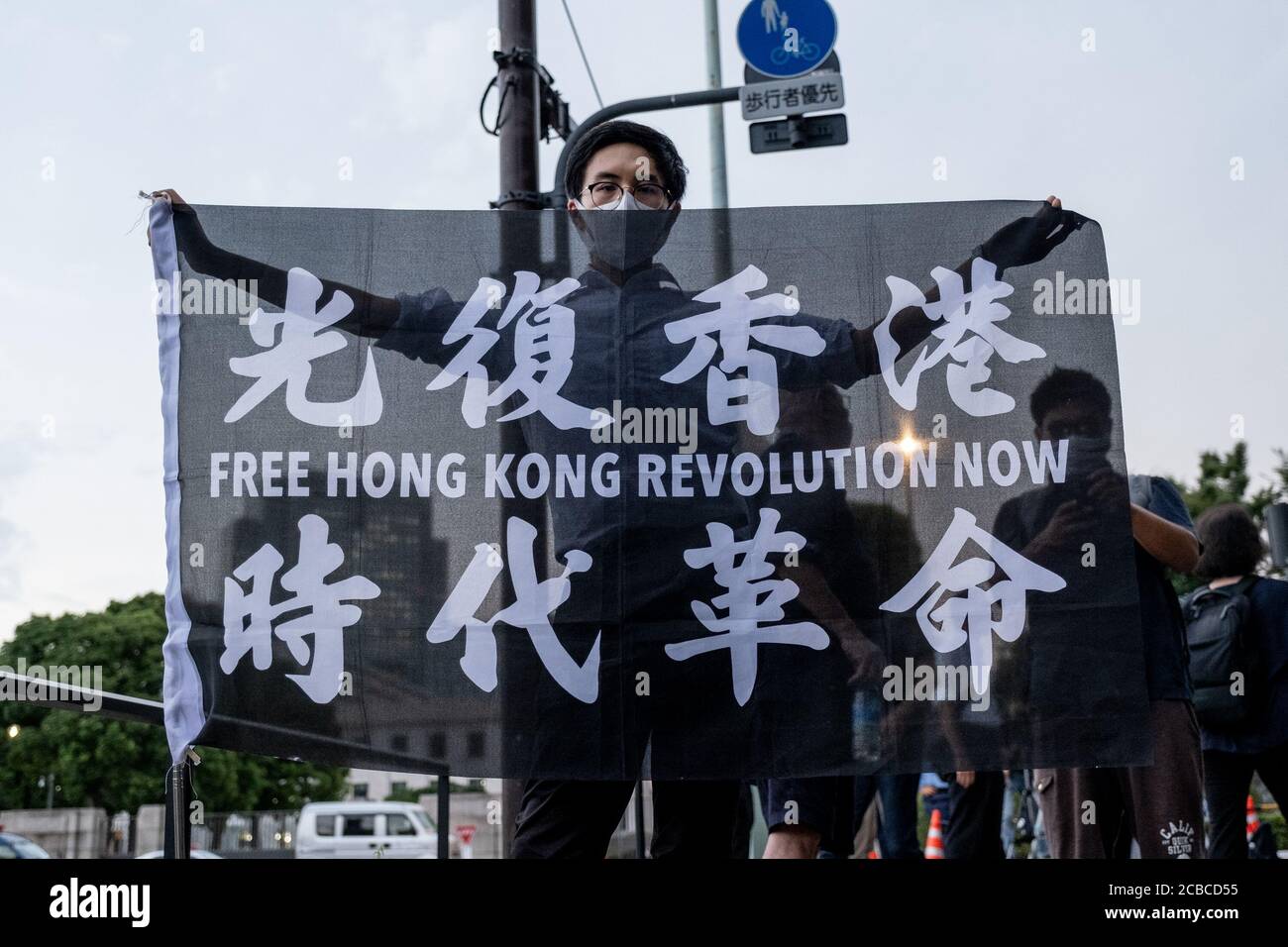 Protestler, der ein „befreies Hongkong“ veranstaltet, Die Flagge der Revolution unserer Zeit, die in Hongkong aufgrund des neuen nationalen Sicherheitsgesetzes von Hongkong während der Demonstration verboten ist. Pro-demokratische Demonstranten protestieren gegen die japanische Regierung, gegen das nationale Sicherheitsgesetz von Hongkong und die chinesische Regierung vor dem japanischen Nationalrat vorzugehen. Stockfoto