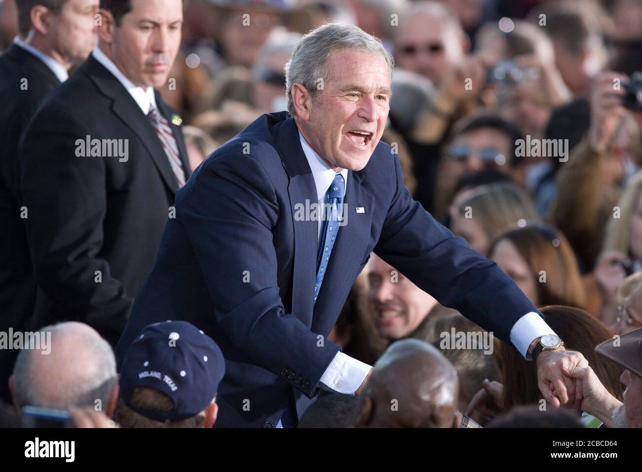 Midland, Texas, USA, 20. Januar 2009: Der ehemalige Präsident George W. Bush wird am Dienstag von 20.000 Wohlwollenden in der Innenstadt von Midland begrüßt, nachdem er nach der Amtseinführung von Barack Obama aus Washington als Privatbürger zurückgekehrt war. ©Bob Daemmrich Stockfoto