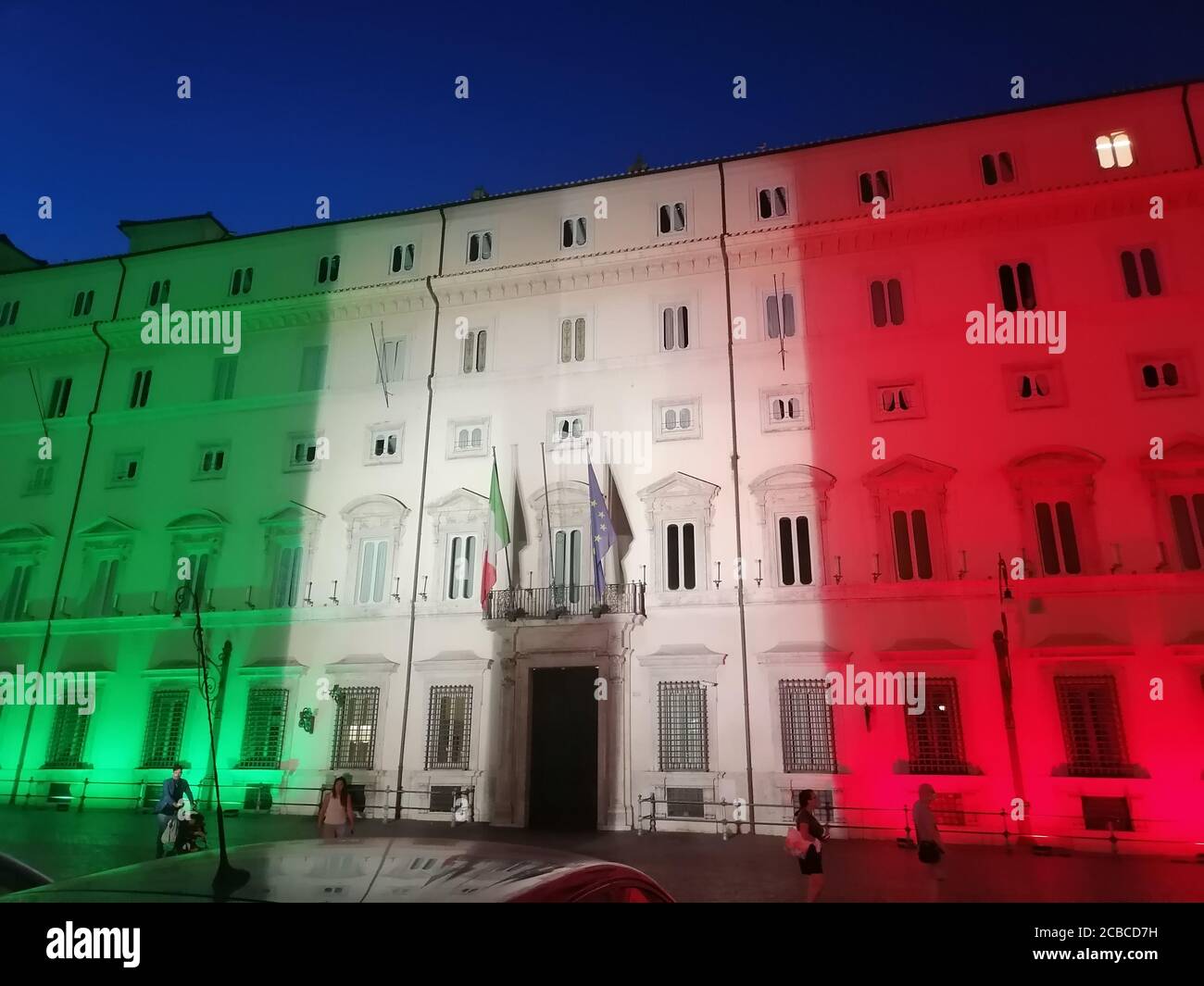 Roma, Italia - 12 agosto 2020: Emergenza Coronavirus in Italia, Palazzo Chigi, sede del governo italiano, illuminata con i colori della bandiera italiana Stockfoto