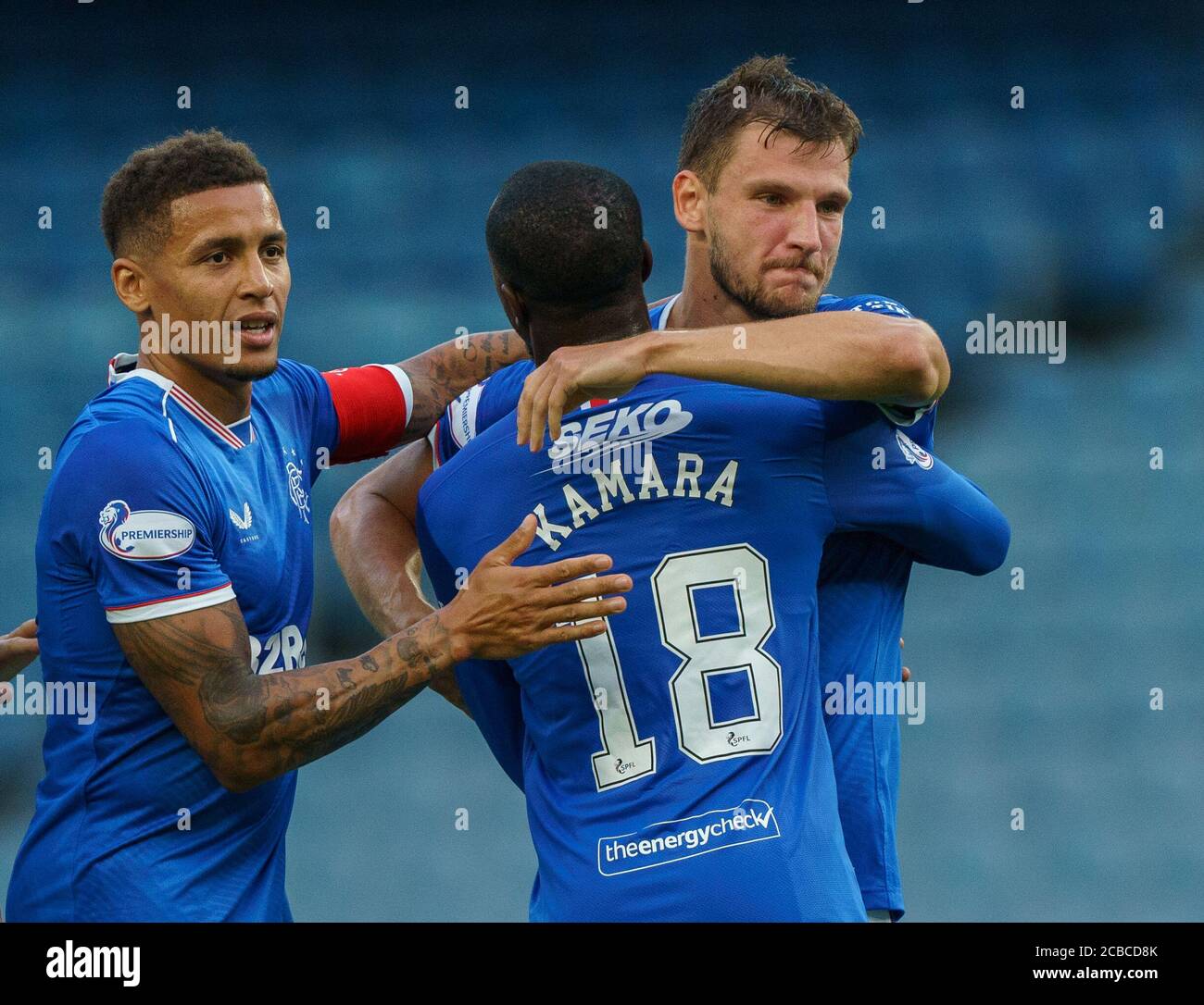 Borna Barisic von den Rangers feiert mit Teamkollegen nach dem Tor, um ihnen eine 1-0 Führung von einem Freistoß während der schottischen Premiership Spiel im Ibrox Stadium, Glasgow zu geben. Stockfoto