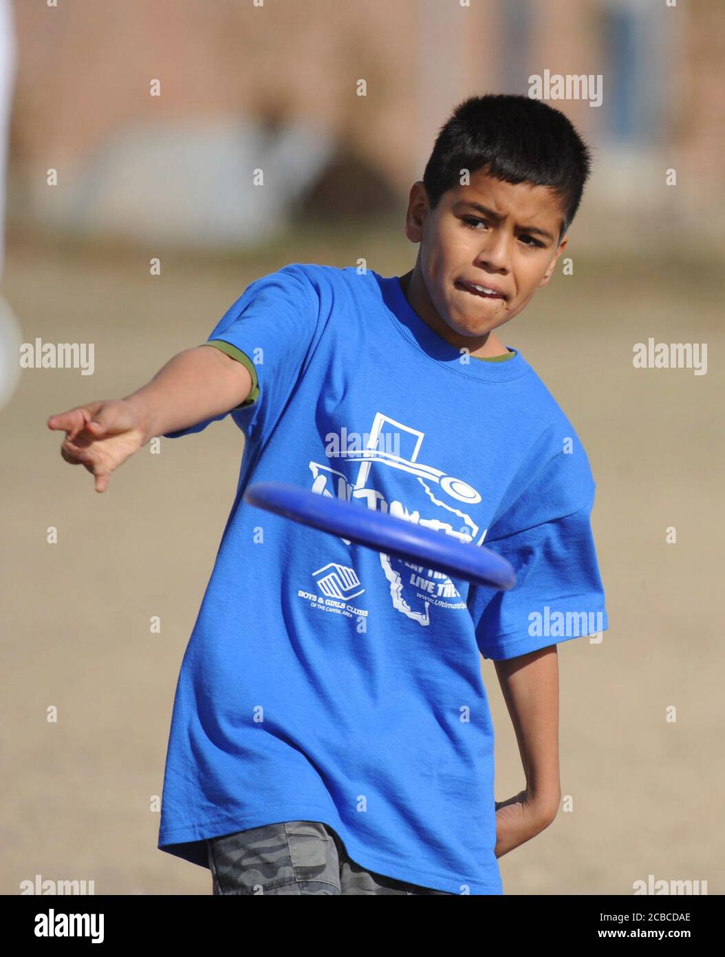 Austin, Texas, USA, 15. Dezember 2008: Boy wirft während eines Ultimate Disc Turniers eine Scheibe, bei dem fünf Mitglieder der Co-Ed-Schulteams gegeneinander spielen. Der Sport von Ultimate setzt auf aerobe, temperamentvolle Wettkämpfe, Fairplay und sportliches Können. ©Bob Daemmrich Stockfoto