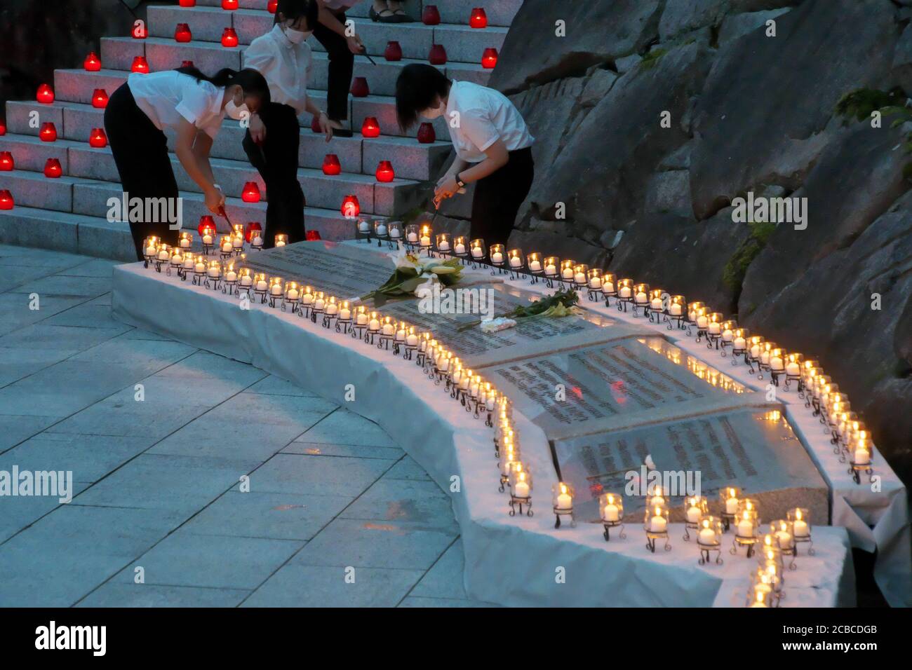 Ueno, Japan. August 2020. Am mittwoch, den 12. August 2020, werden im Memorial Garden in Ueno Village, Japan, Kerzen im Rahmen einer Zeremonie zum Gedenken an den Flugzeugabsturz von Flug 123 der Japan Airlines angezündet. Der Absturz von Flug 123 ist einer der schlimmsten Einzelflugzeugabstürze der Geschichte mit 520 Toten und nur vier Überlebenden. Foto von Keizo Mori/UPI Kredit: UPI/Alamy Live News Stockfoto