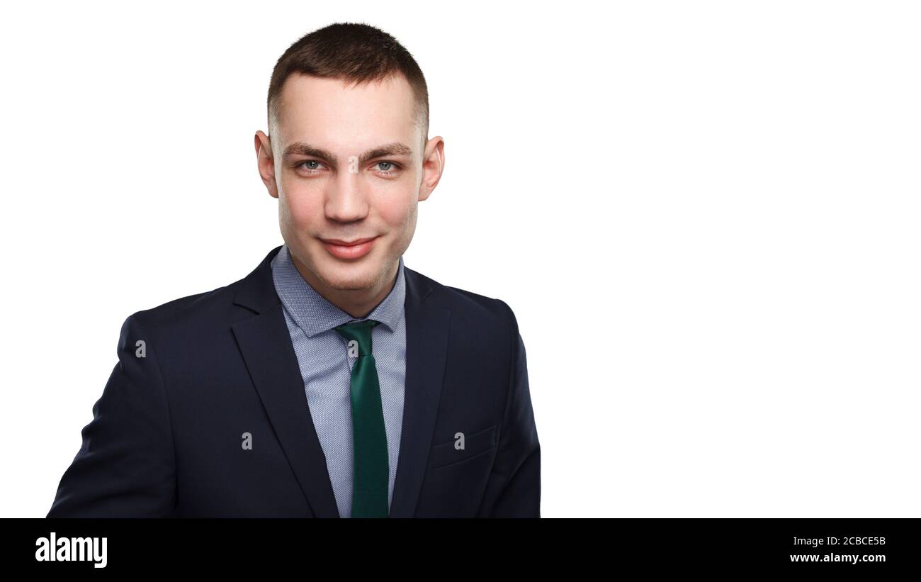 Gut gekleideter erfolgreicher junger Mann isoliert auf weißem Hintergrund mit Kopierraum. Stockfoto