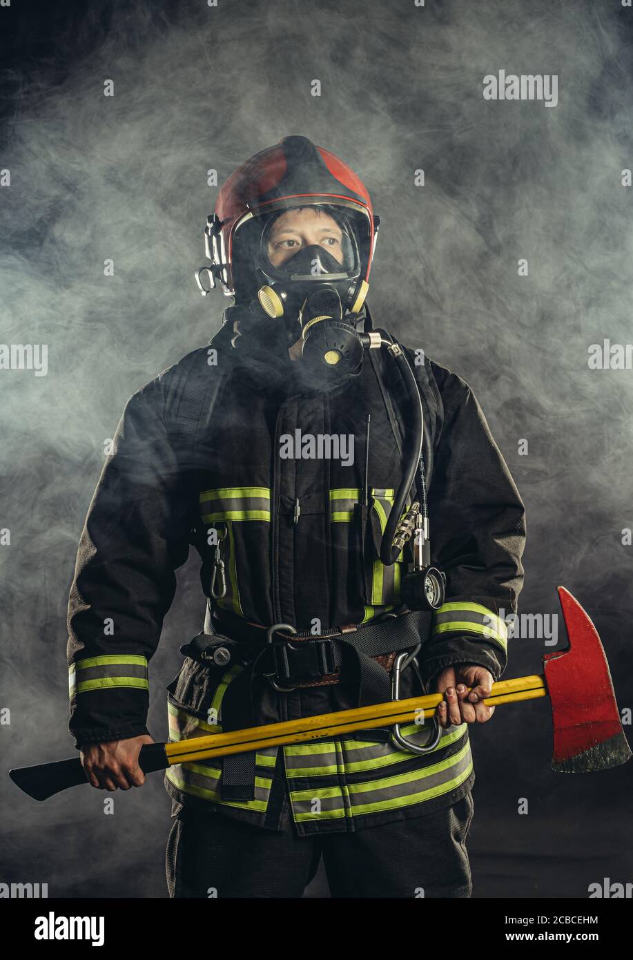 Starke selbstbewusste Feuerwehrmann Speichern und Schutz vor Feuer, tragen Schutzhelm und Anzug, arbeiten in der Feuerwehr Stockfoto