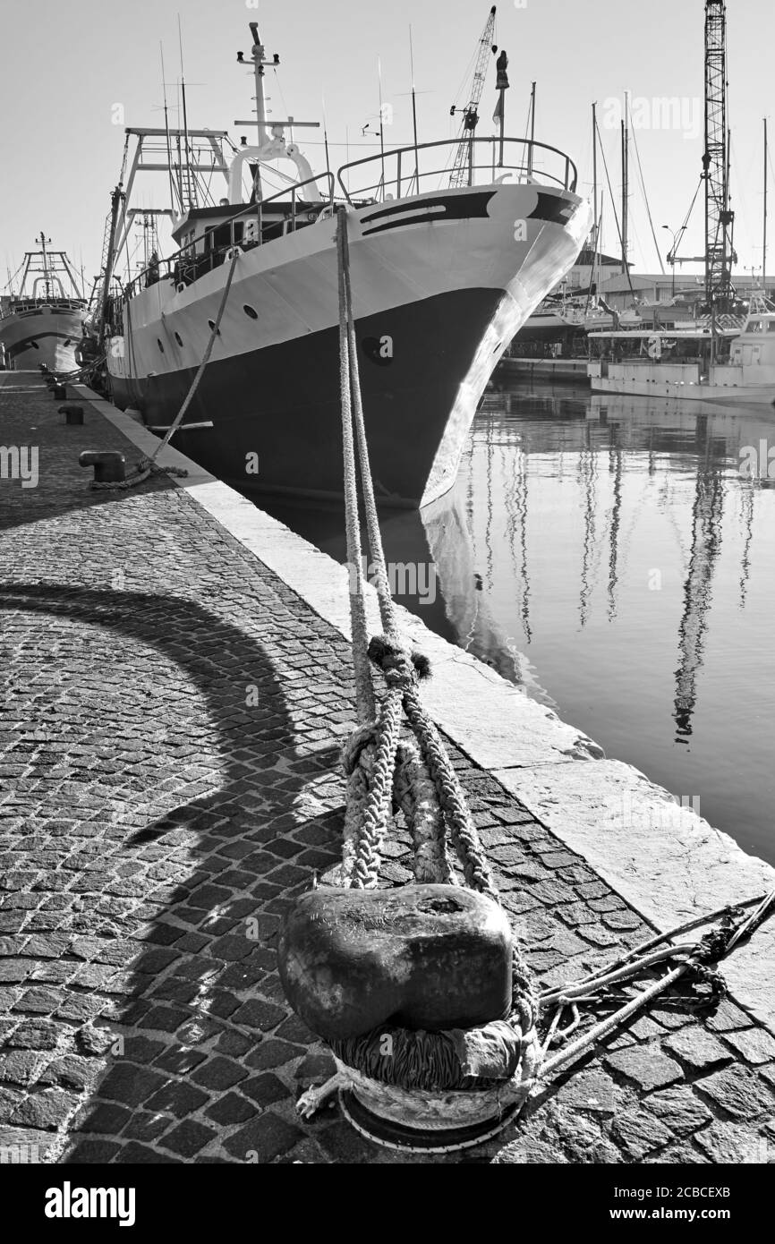 Hafen und festgebunden Schiff an einem Kai, Rimini, Italien. Schwarzweiß-Fotografie Stockfoto