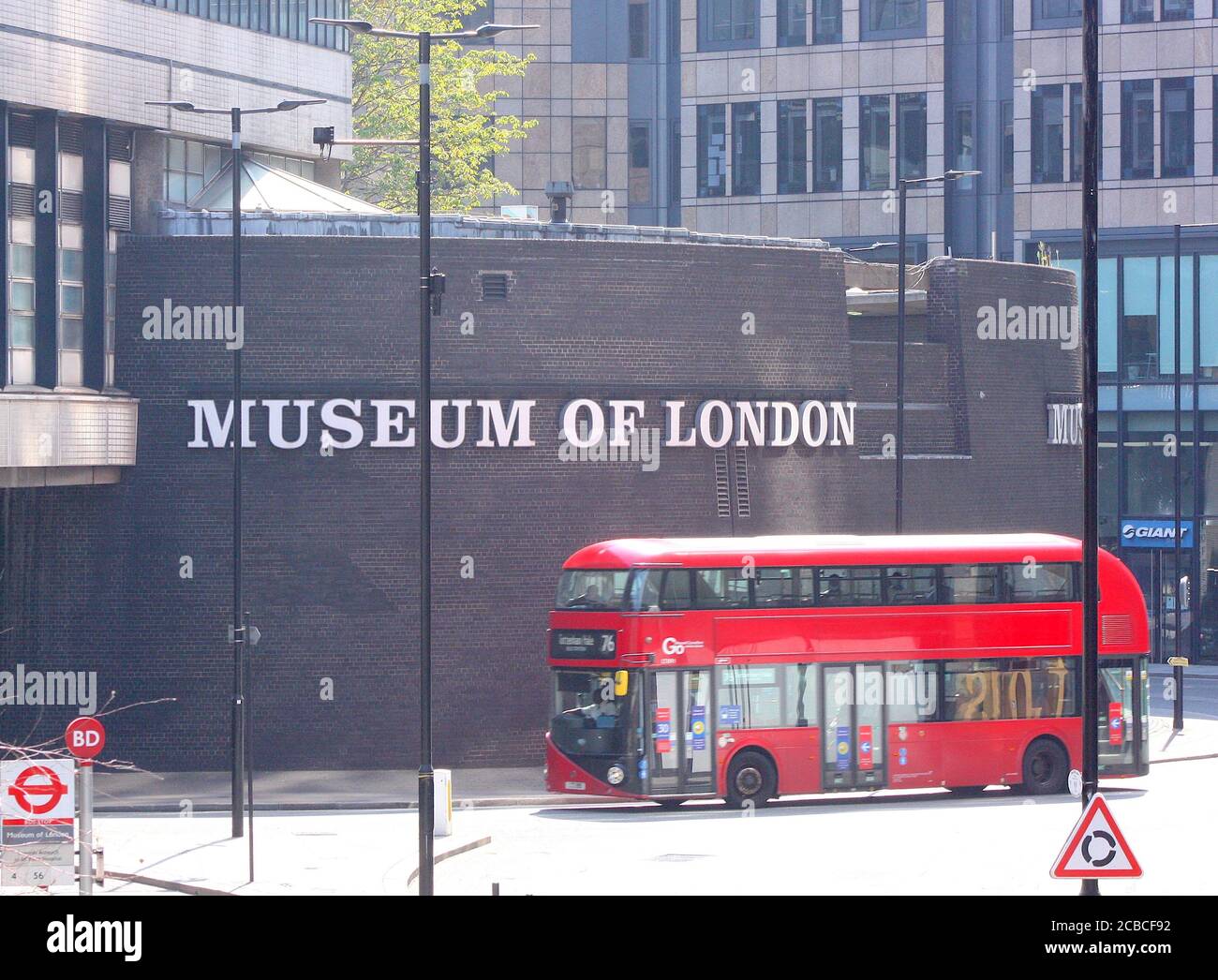 London Bus fährt neben dem Museum of London Stockfoto
