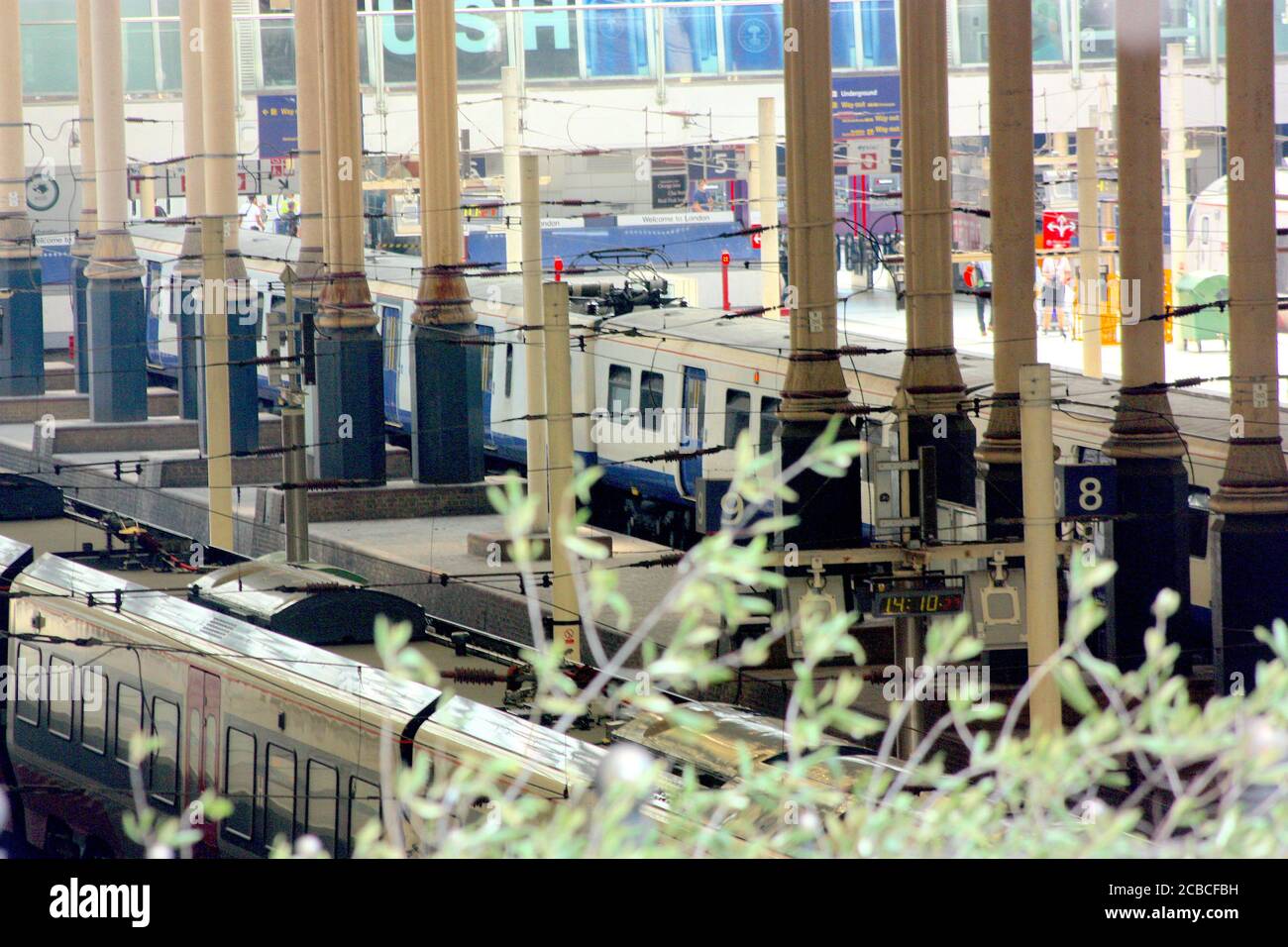 Zug mit Ankunft am Bahnhof London Liverpool Street Stockfoto