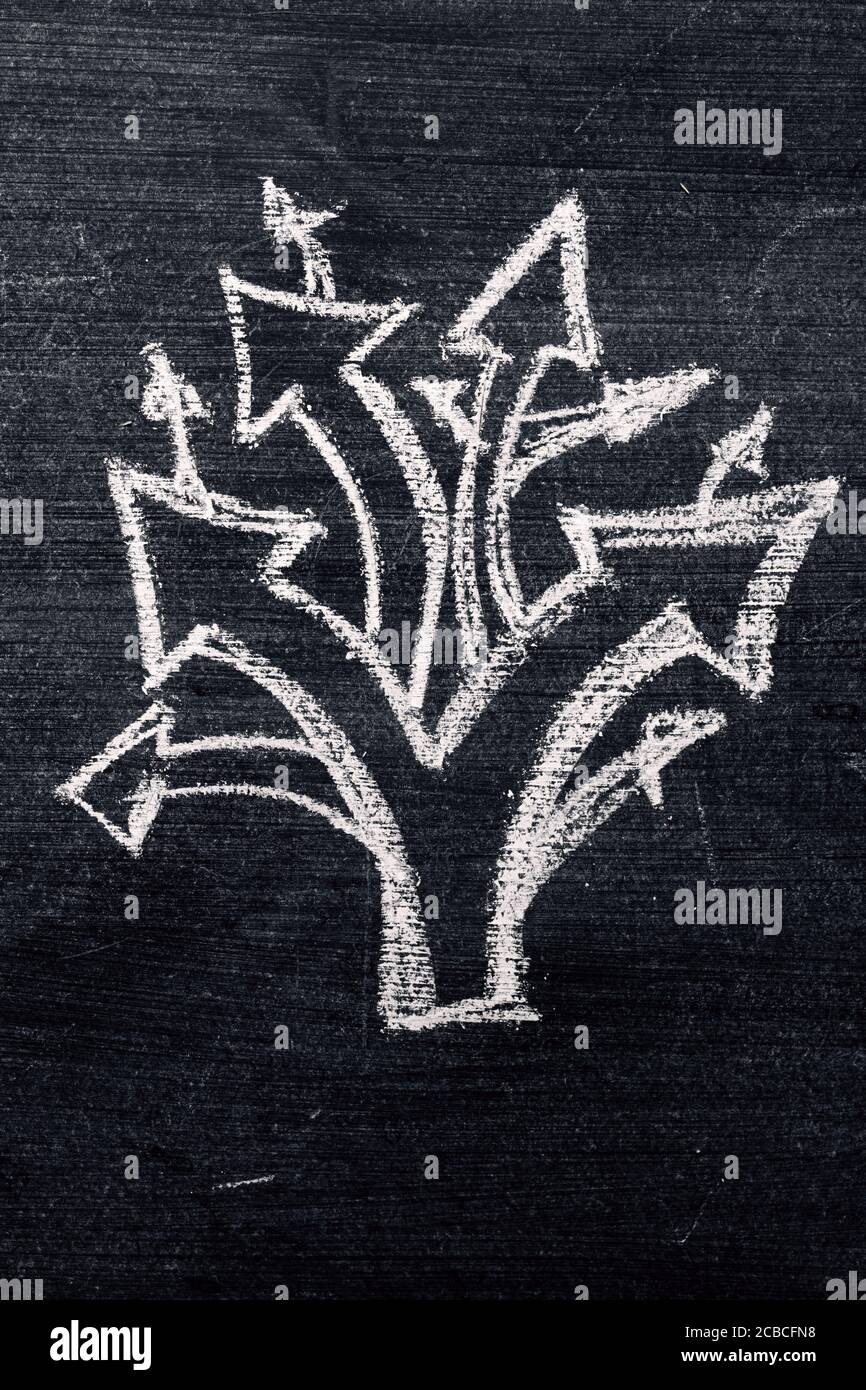 Mehrere Richtungspfeile als Konzept der Wahl und Entscheidungsfindung, Kreidezeichnung auf schmutziger Tafel Stockfoto