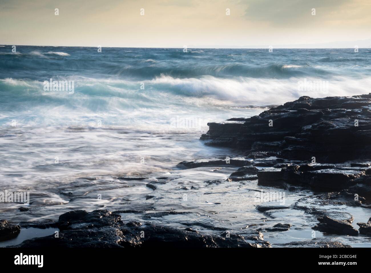 Stürmisch stürmische windige Meereswellen an einer felsigen Küste Stockfoto