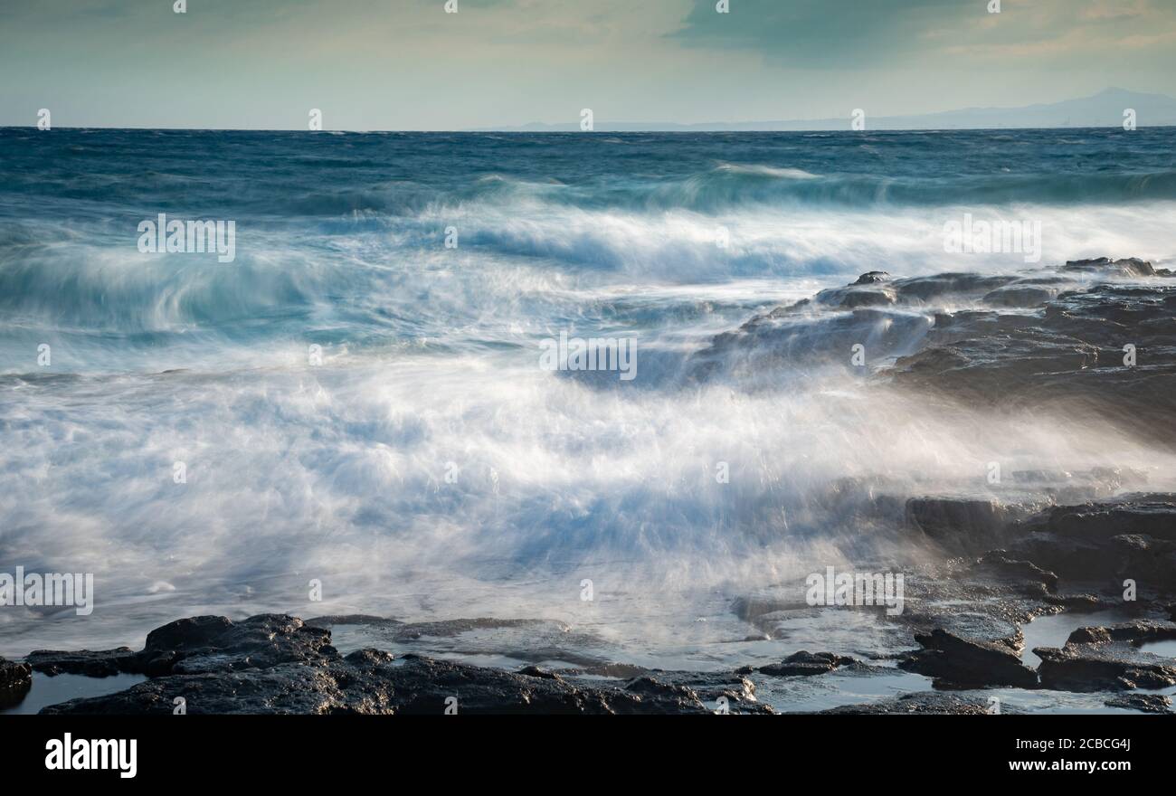 Stürmisch stürmische windige Meereswellen an einer felsigen Küste Stockfoto