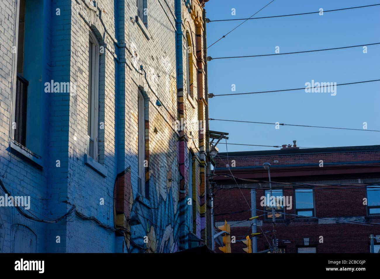 Stadtgebäude mit verwitterten Ziegelwänden und Fenstern in Toronto Cabbagetown. Stockfoto