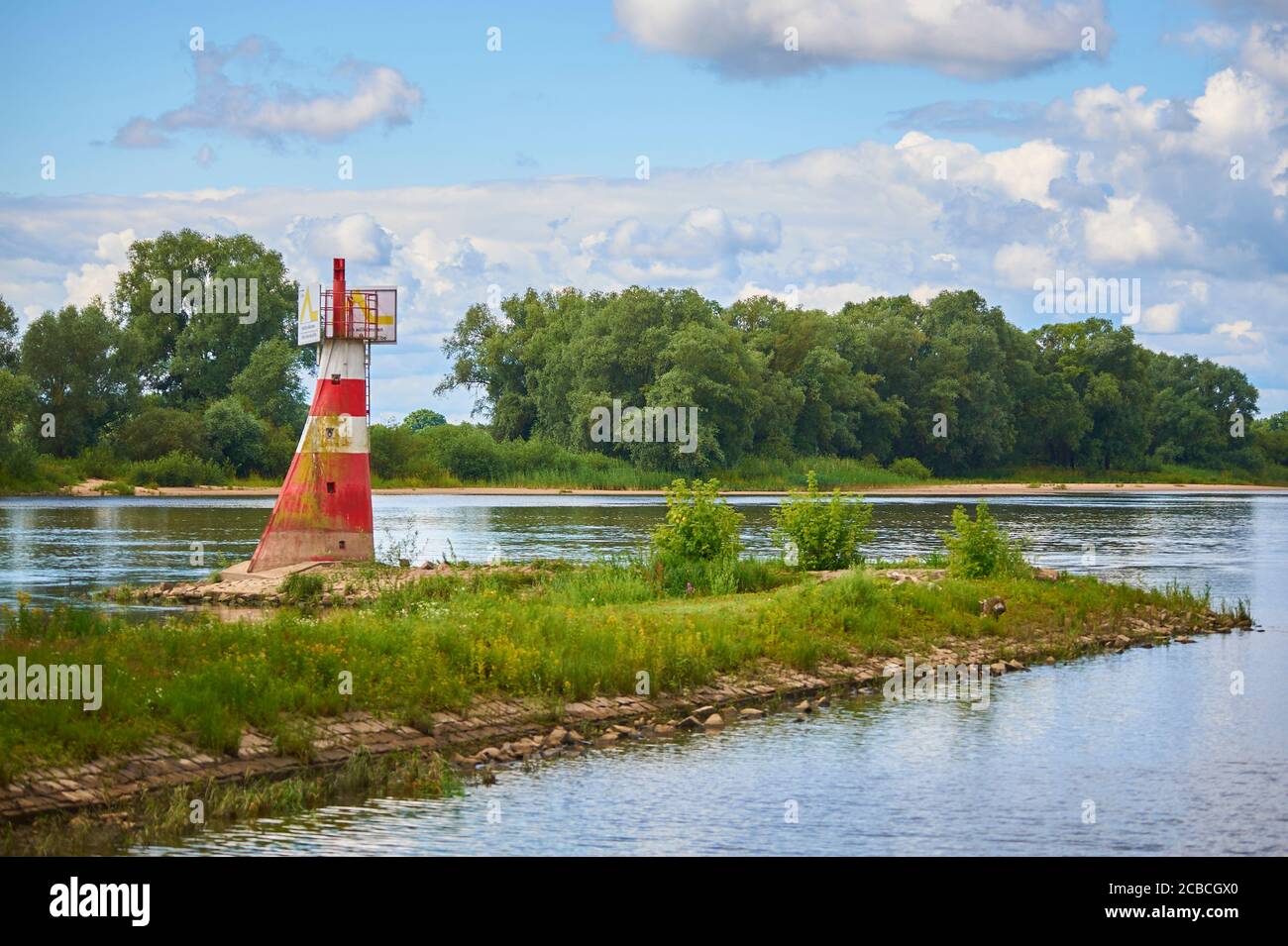 Der Leuchtturm am Eingang zum Flusshafen von Boizenburg / Elbe, Norddeutschland Stockfoto