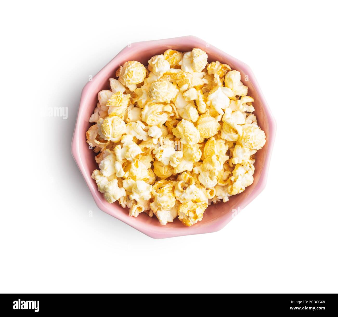 Süßes leckeres Popcorn in Schüssel isoliert auf weißem Hintergrund. Stockfoto
