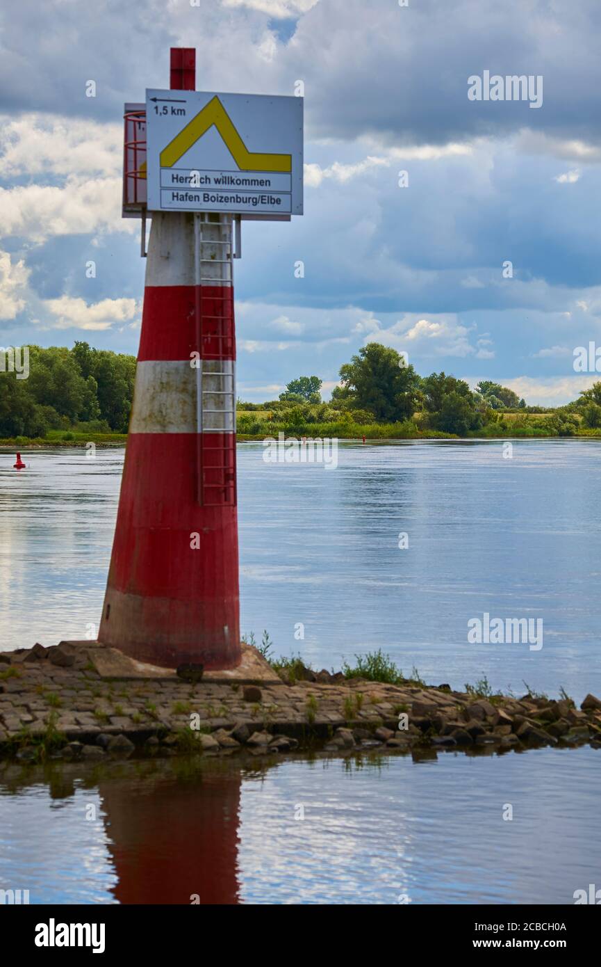 Der Leuchtturm am Eingang zum Flusshafen von Boizenburg / Elbe, Norddeutschland Stockfoto