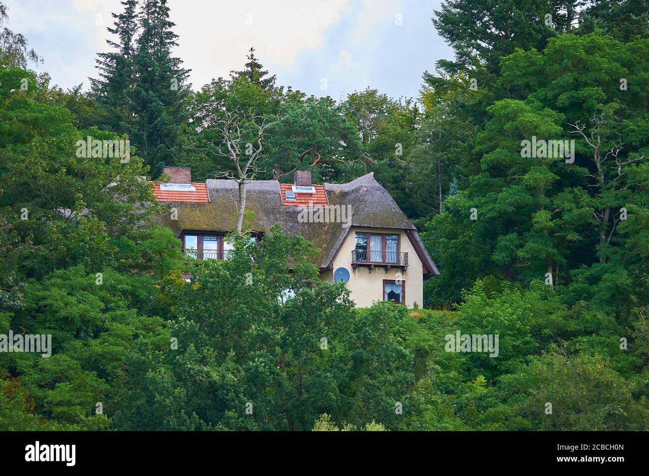 Ein altes Landhaus im Wald oberhalb der Elbe, Boizenburg, Norddeutschland Stockfoto