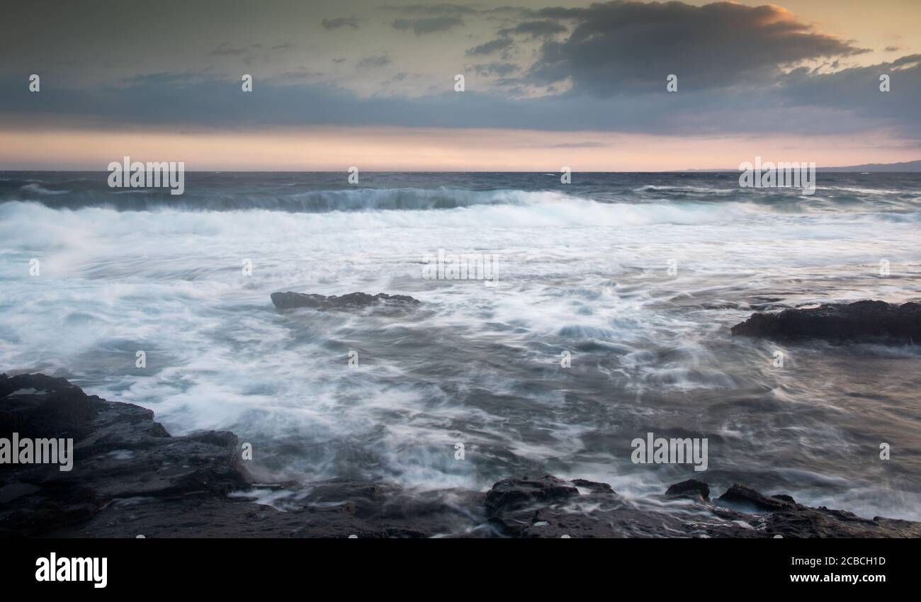 Stürmisch stürmische windige Meereswellen an einer felsigen Küste Stockfoto