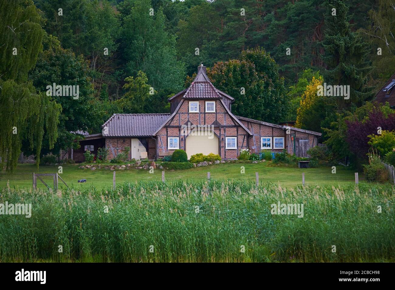 Altes Landhaus in den Auen des Elbtales Stockfoto