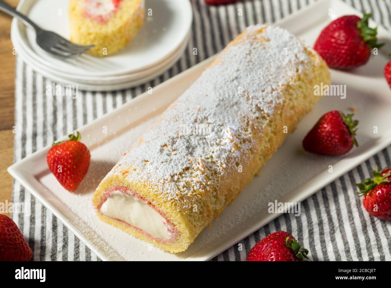 Hausgemachte gefrorene Artic Roll Cake mit Eis und Erdbeeren Stockfoto