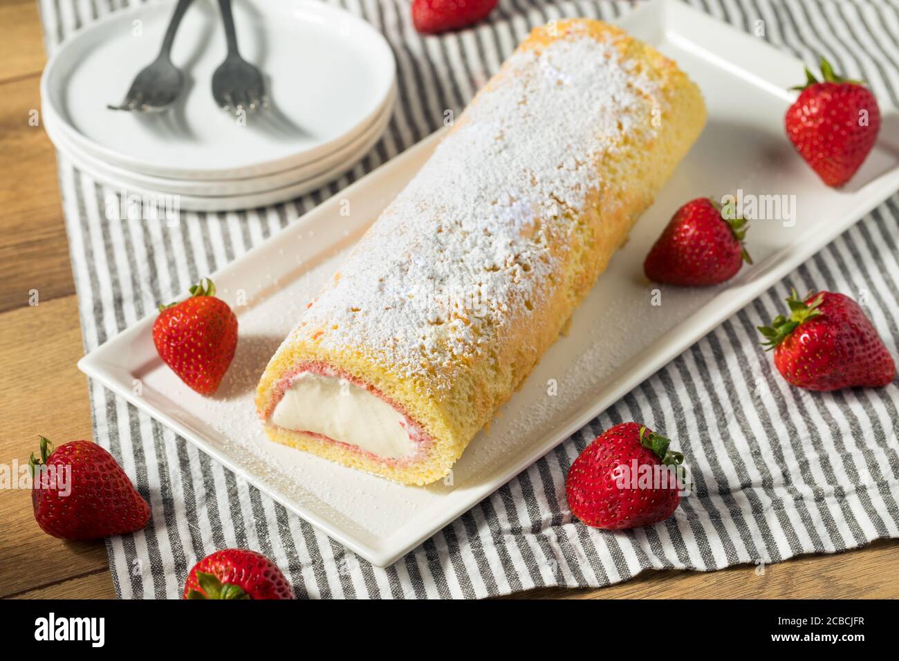 Hausgemachte gefrorene Artic Roll Cake mit Eis und Erdbeeren Stockfoto
