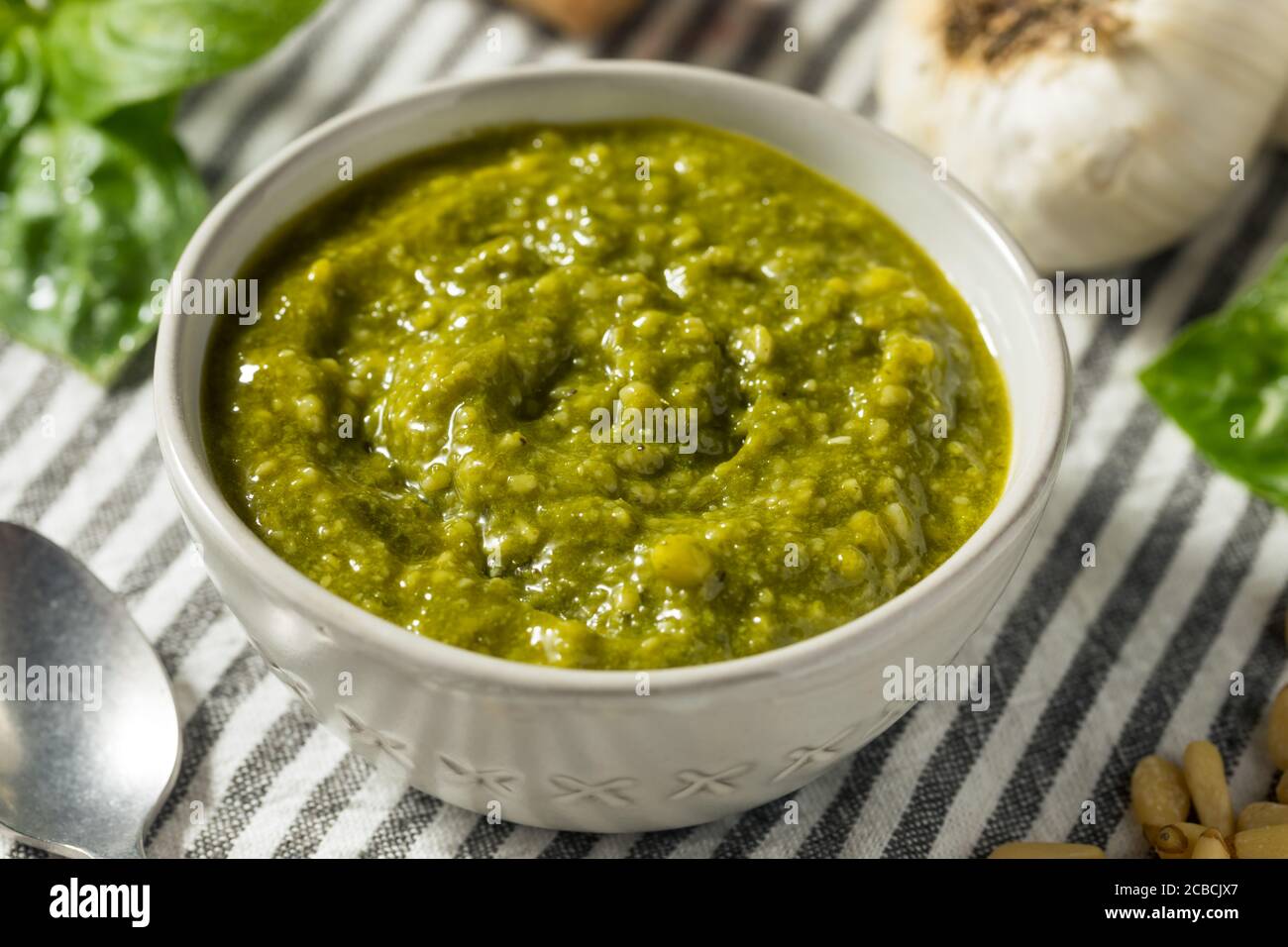 Frische grüne Bio Basilikum Pesto Sauce mit Parmesan und Kiefer Muttern Stockfoto