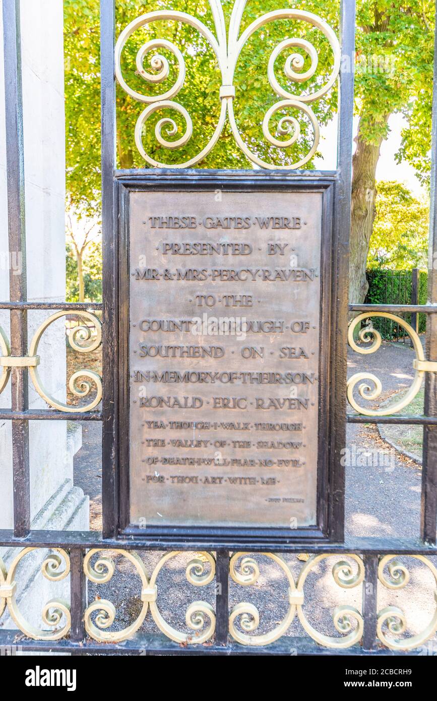 Chalkwell Park Tore mit Gedenkeinschrift. Raven Gates, erbaut zu Ehren von W/O R. Raven, der beim Bau der Thailand to Burma Railway starb Stockfoto