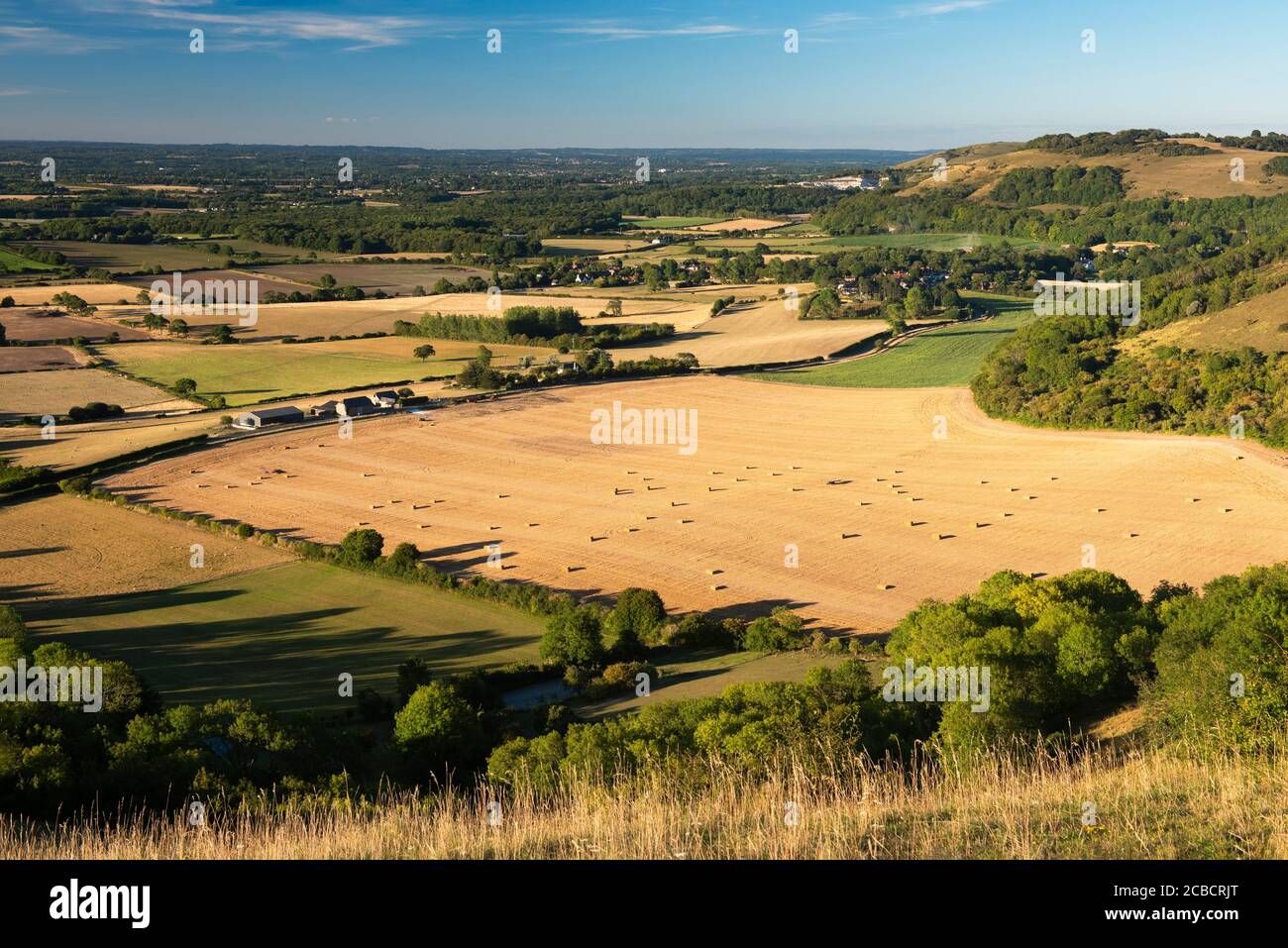 Ackerland zwischen den Dörfern Fulking und Poynings mit Feldern von kürzlich geernteten Getreidepflanzen, West Sussex, Großbritannien Stockfoto