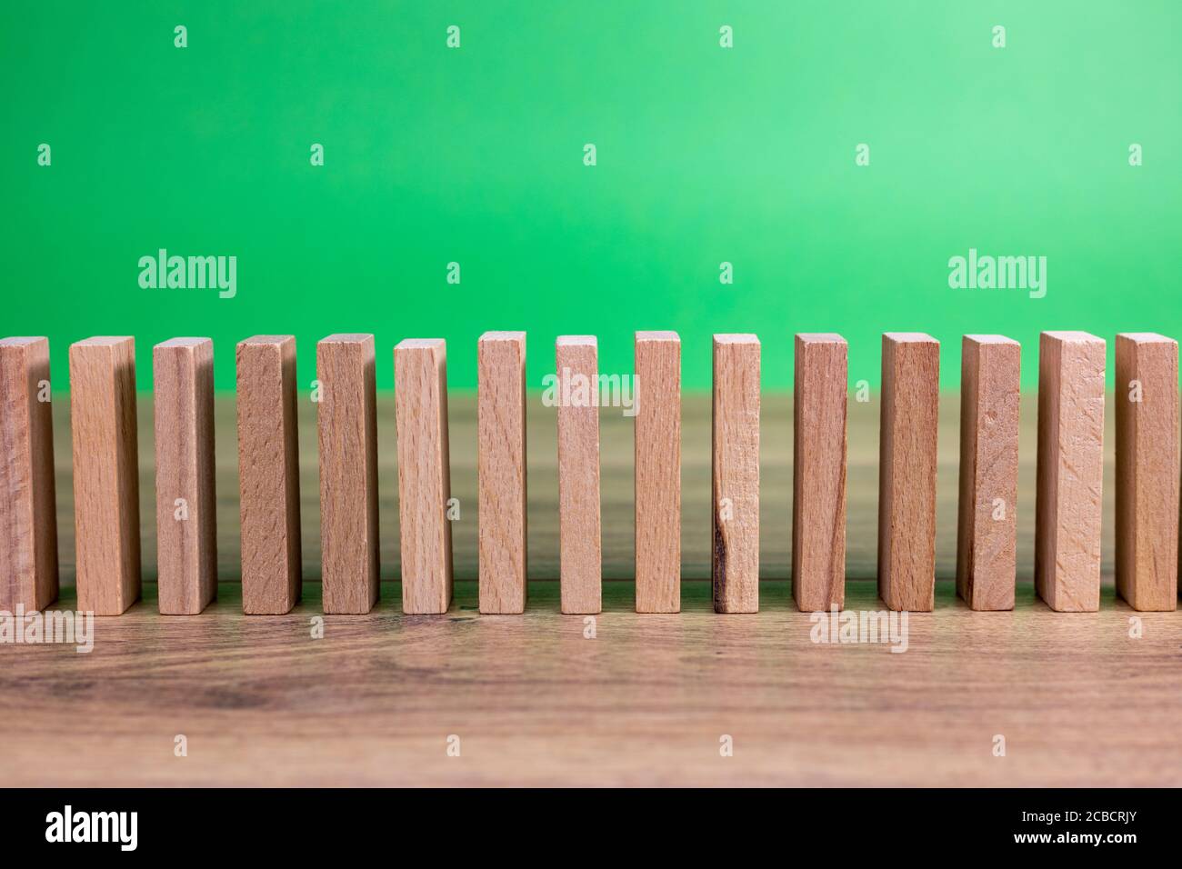 Nahaufnahme Domino Fliesen mit grünem Hintergrund aufgereiht Stockfoto