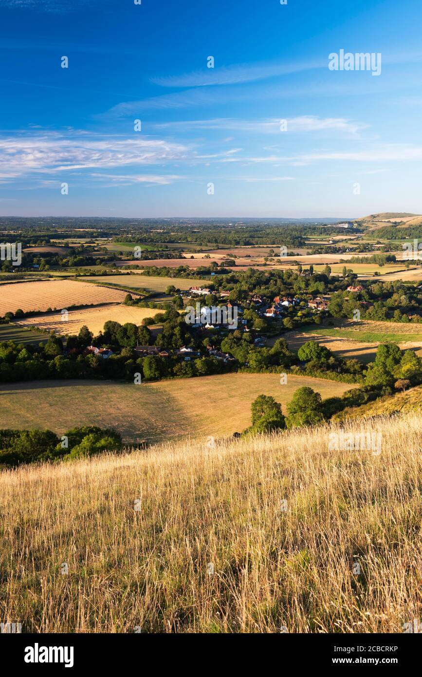 Das Dorf Fulking an einem Sommerabend von der Fulking-Böschung der South Downs aus gesehen, West Sussex, Großbritannien Stockfoto