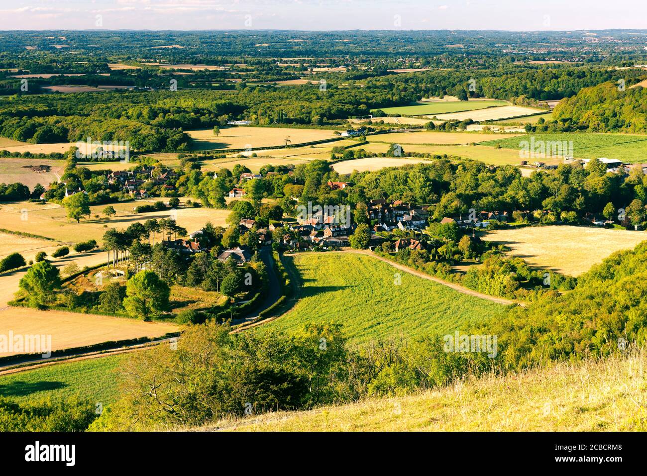 Ein Blick auf das Dorf Poynings von den South Downs bei Devils Dyke, West Sussex, England, Großbritannien Stockfoto
