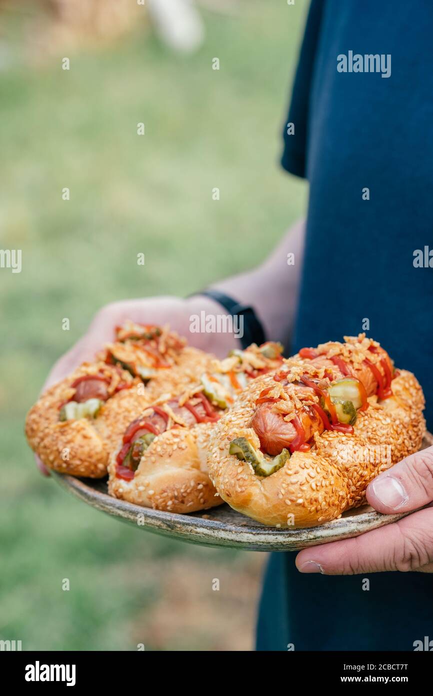 Hot Dogs mit knusprigen Zwiebeln und eingelegten Gurken Stockfoto