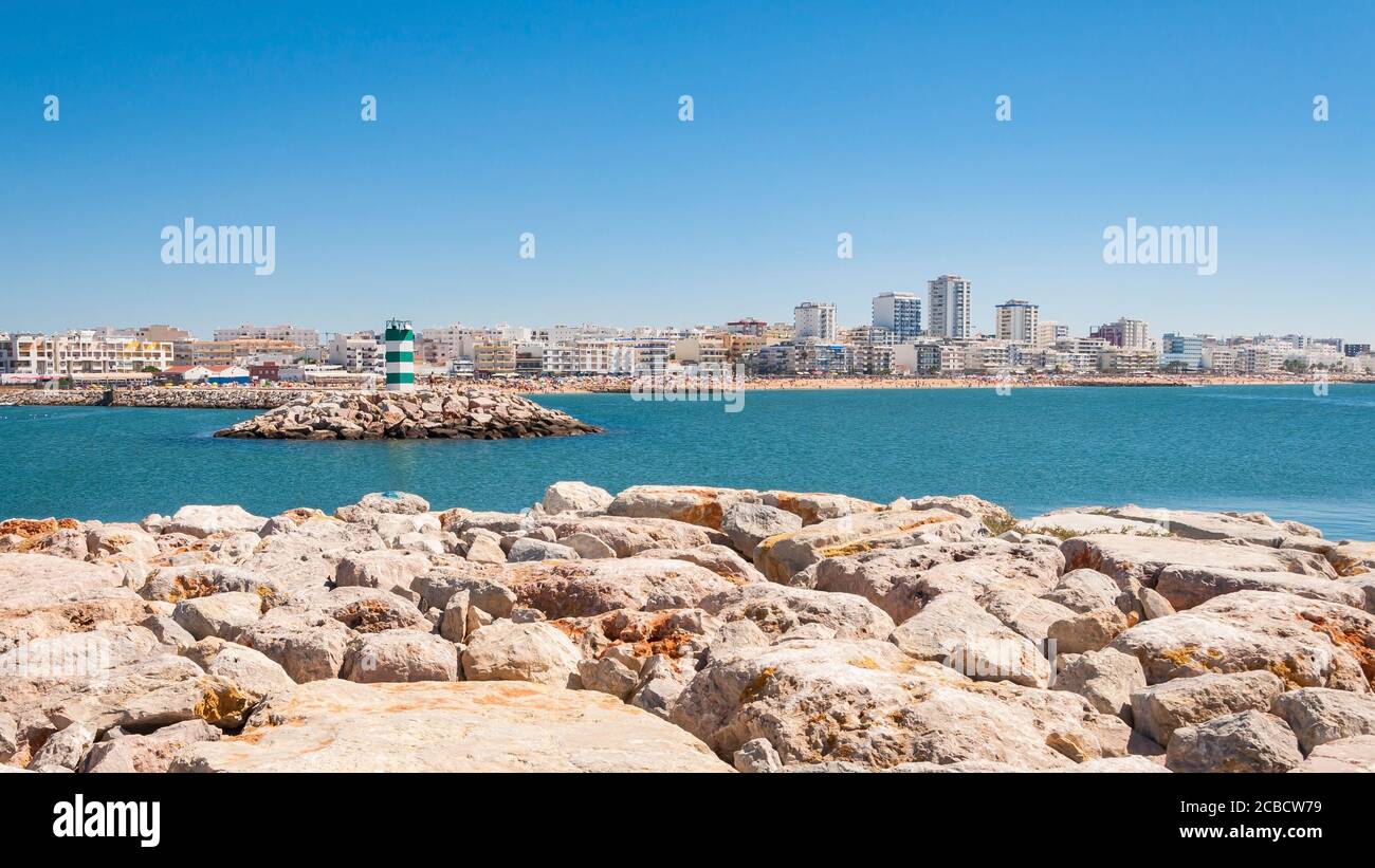 Blick auf den Hafeneingang der Stadt Vilamoura, Algarve, Portugal Stockfoto