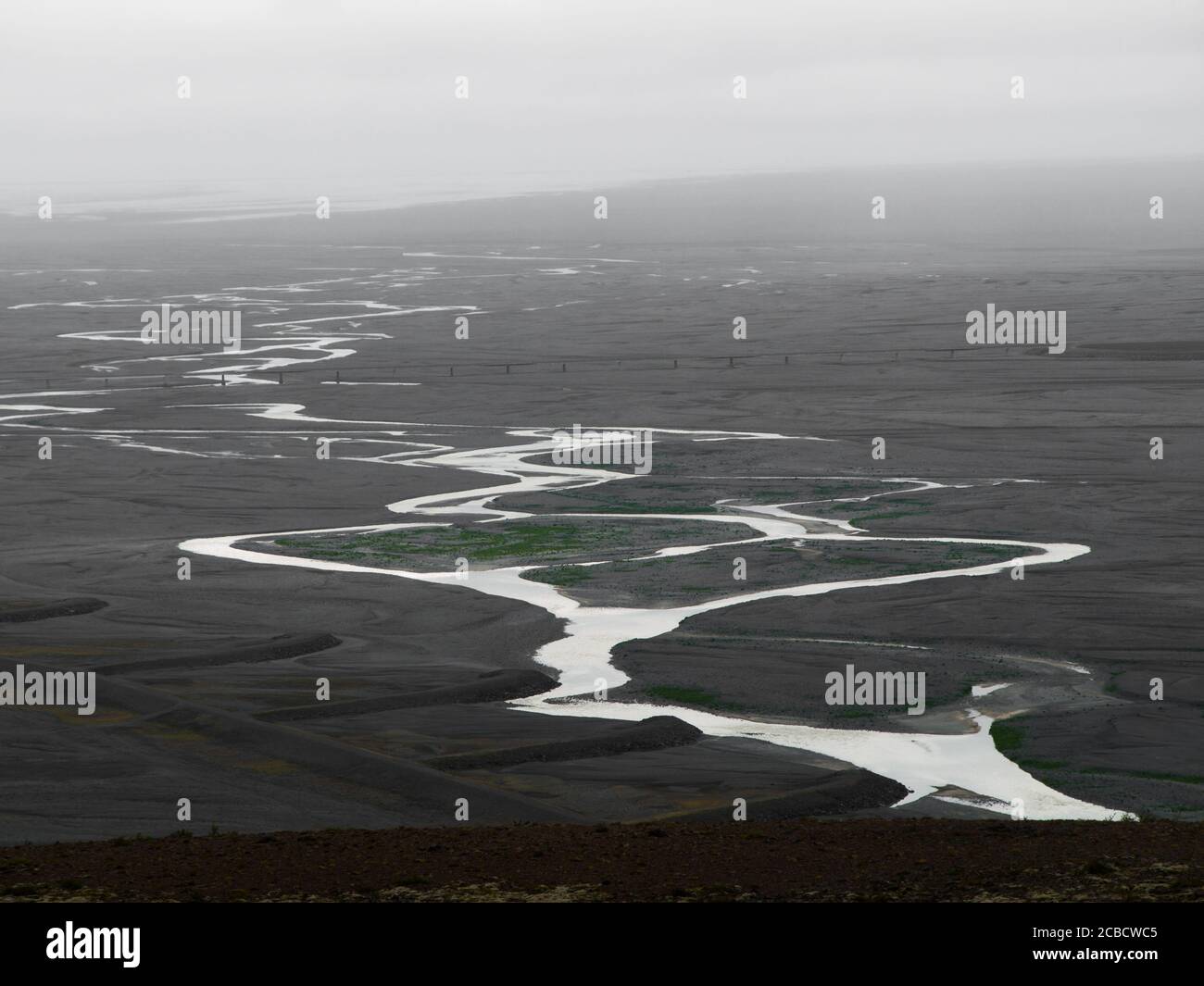 Schwarze Gletscherflut Ebene genannt Sandur und mäandernden Fluss fließt in das Meer, Skaftafell Nationalpark, Island Stockfoto