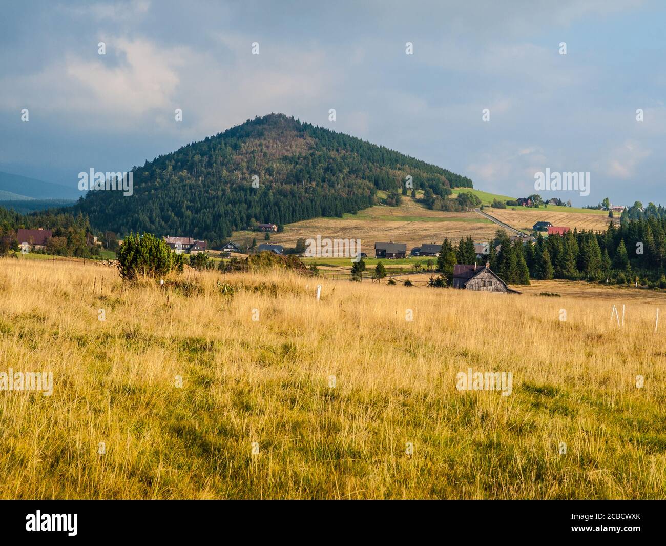 Basalt Bukovec und Jizerka Dorf (Tschechische Republik) Stockfoto