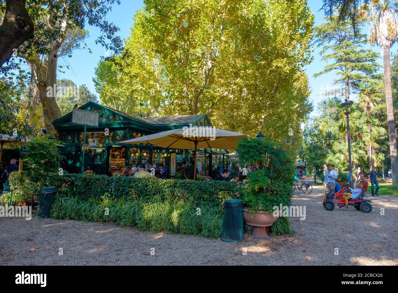 Speisen im Freien, Blick auf das Restaurant La Casina dell'Orologio, Park Villa Borghese, Rom, Italien Stockfoto