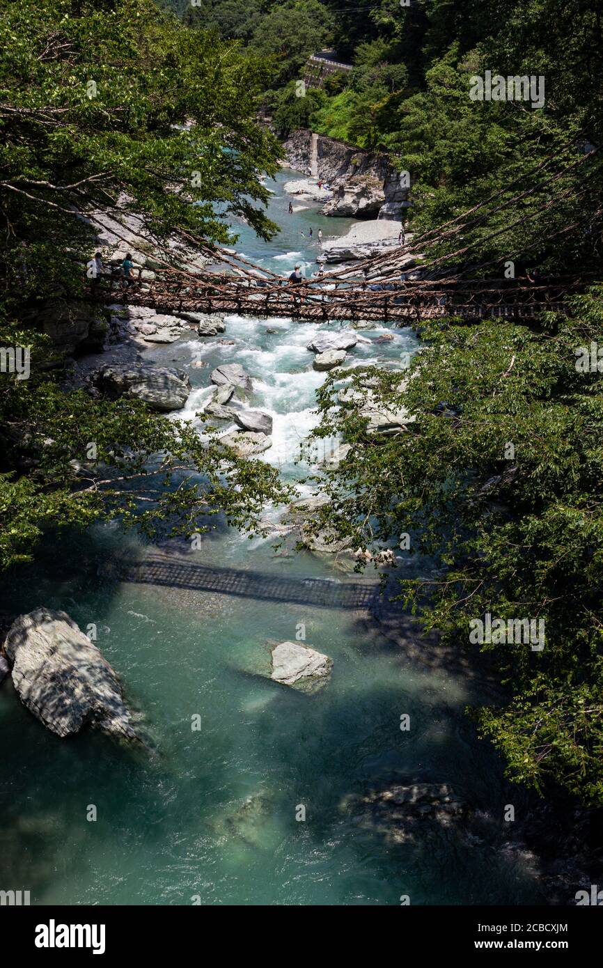 Die Iya No Kazurabashi, eine ziemlich erschreckende Baumrebe Hängebrücke über den Fluss Iya. Diese alte Weinbrücke ist zwischen einem Tal, sur ausgesetzt Stockfoto