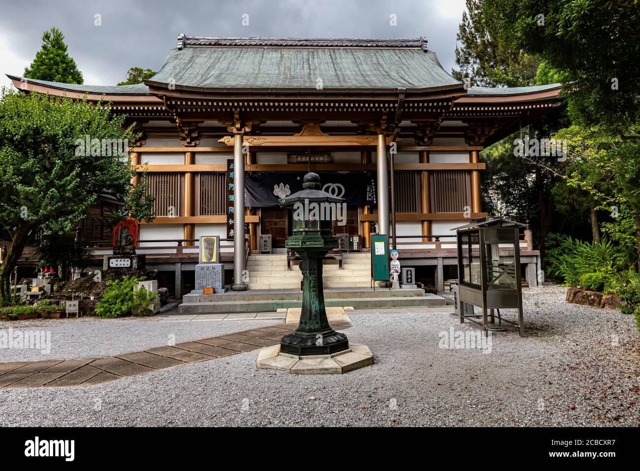 Zenrakuji ist der 30. Tempel auf der Shikoku Pilgerfahrt und liegt direkt neben dem Tosa Schrein, einem Ort, mit dem er historisch verbunden ist. Der aktuelle Zen Stockfoto