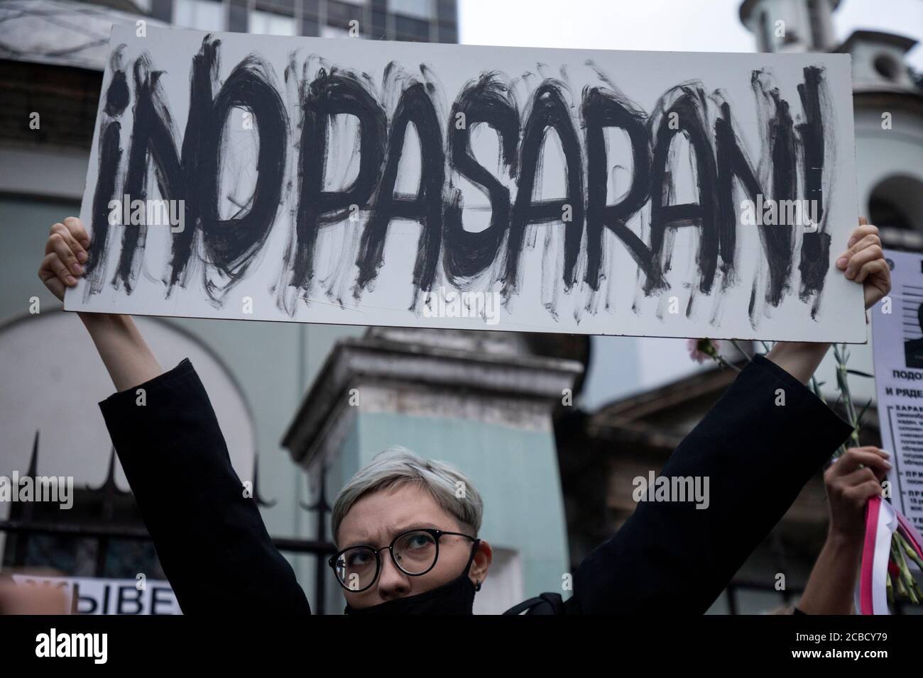 Moskau, Russland. 12. August 2020 Demonstranten protestieren vor der belarussischen Botschaft in Moskau, Russland, gegen die Ergebnisse der belarussischen Präsidentschaftswahl Stockfoto